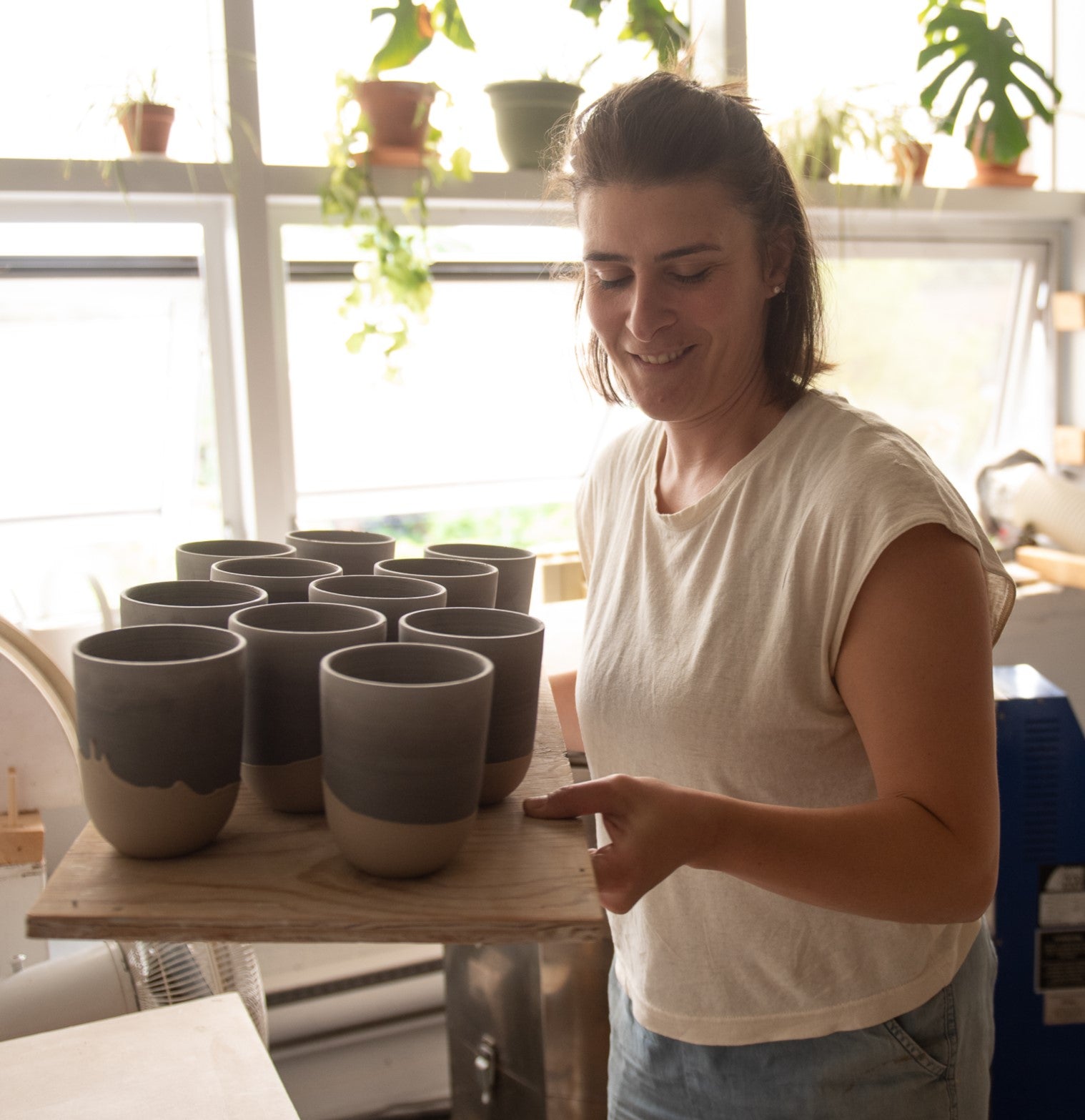 Parcéline et les différentes étapes pour produire un gobelet.