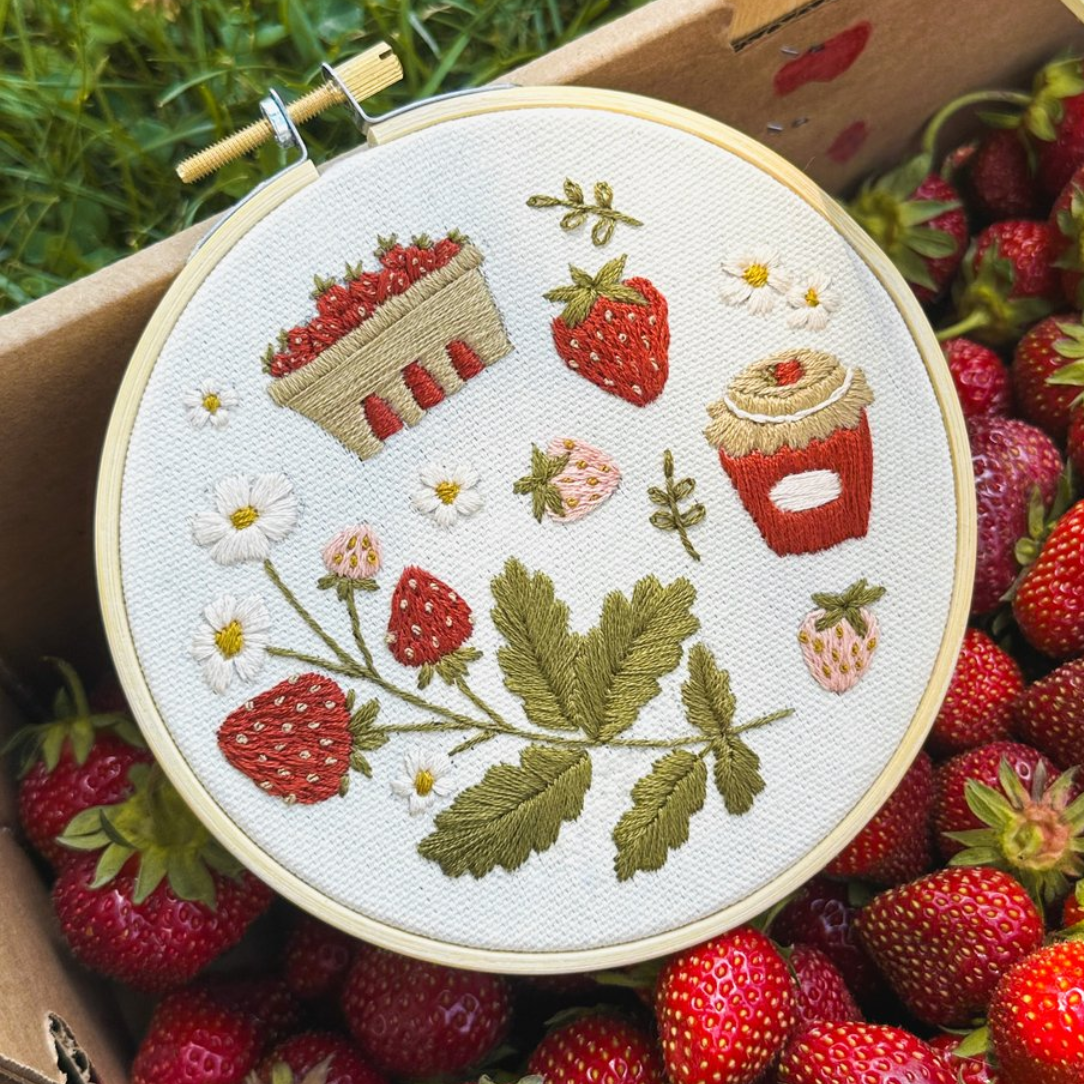 Napperon Rond Brodé Main Motif Fraises – 58 Cm – 100% Coton – Blanc – Repro