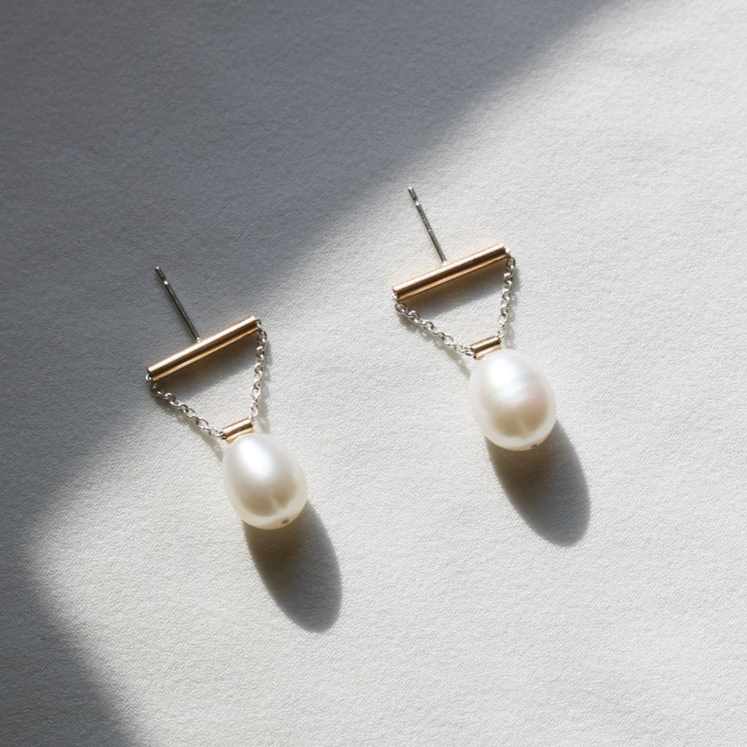 Boucles d'oreilles tube doré + perle baroque - Boutique Articho