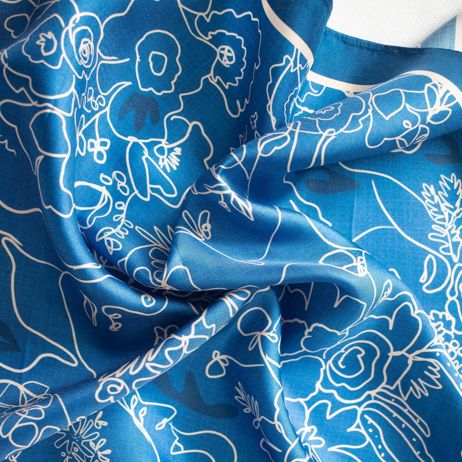 Foulard en soie Queen 50
